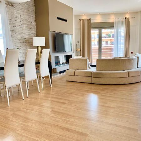 Cozy Apartment With Parking Near The City Center Athene Buitenkant foto