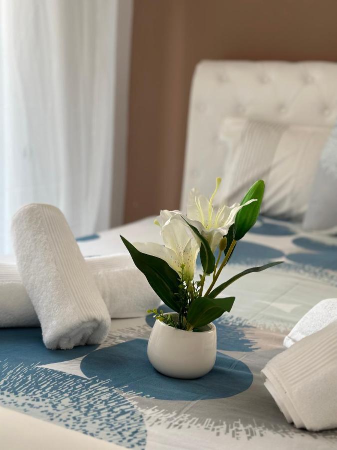 Cozy Apartment With Parking Near The City Center Athene Buitenkant foto