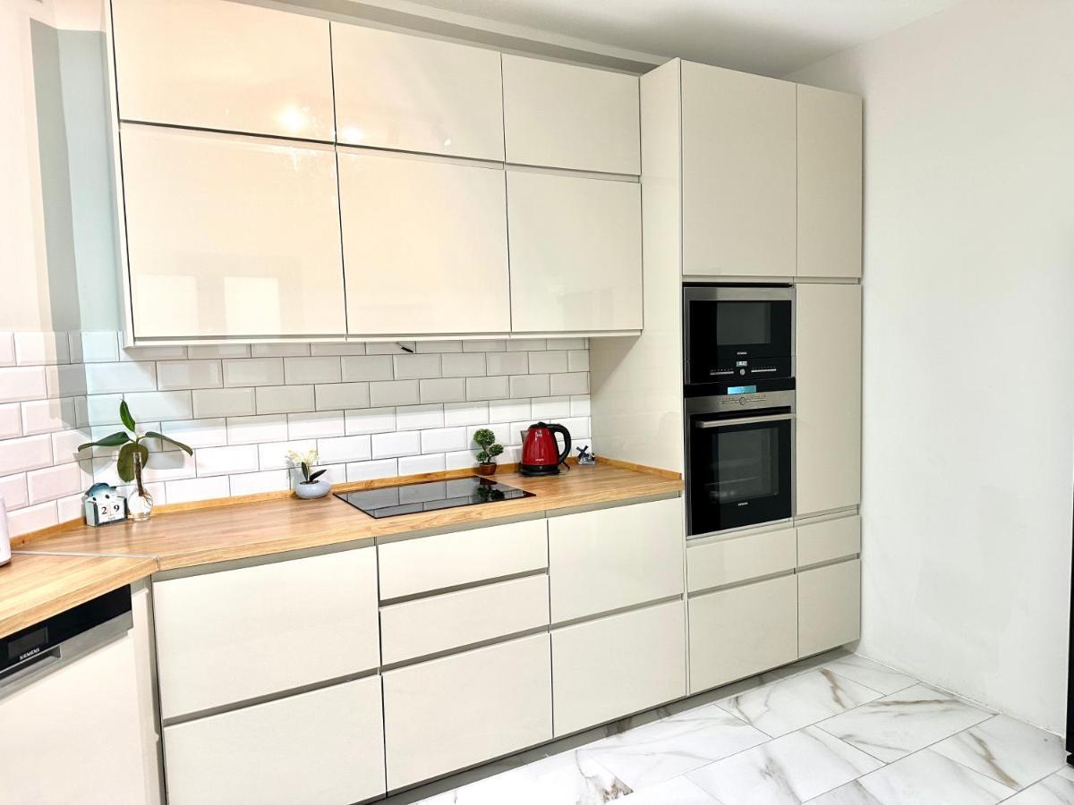 Cozy Apartment With Parking Near The City Center Athene Buitenkant foto