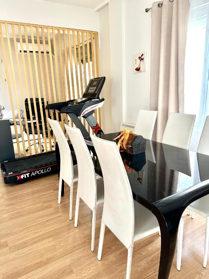 Cozy Apartment With Parking Near The City Center Athene Buitenkant foto